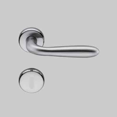 MANIGLIA 'GOCCIA' CON ROSETTA E BOCCHETTA Cromo satinato. Prezzo per Coppia.