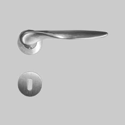 MANIGLIA 'WING' CON ROSETTA E BOCCHETTA Oro satinato. Prezzo per Coppia.