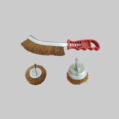 KIT SPAZZOLE 3 pezzi (2 spazzole a gambo + 1 spazzola a mano). Prezzo per Confezione.