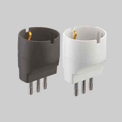 ADATTATORE SEMPLICE 'SCHUKO' 16A 2P+T - presa 10A 2P+T, Col. Nero. Prezzo per Pezzo.