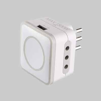 ADATTATORE TRIPLO CON PORTA USB 10A 2P+T - 2 prese 10A 2P+T. Prezzo per Pezzo.