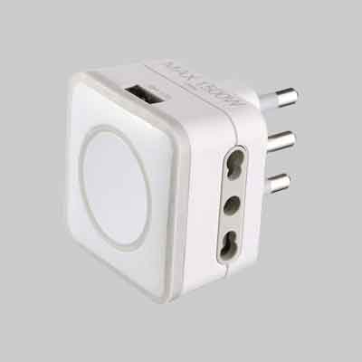 ADATTATORE TRIPLO CON PORTA USB 16A 2P+T - 2 prese 10/16A 2P+T. Prezzo per Pezzo.